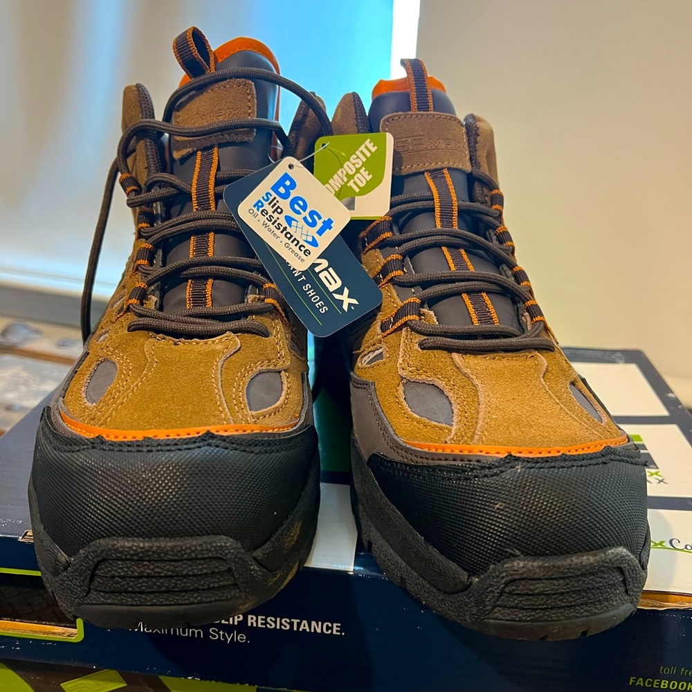 NEW IN BOX!! NWT!! Men’s Work Boots 🥾 SIZE: 10.5 EW (Extra Wide)